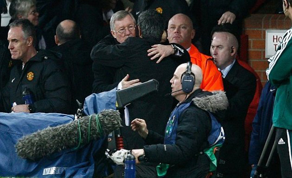 Tại sao Mourinho quyết bám trụ lại Man Utd