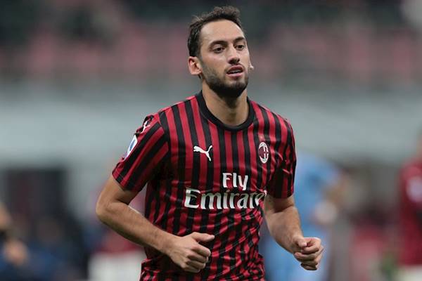bong-da-anh-sang-1-12-mu-gap-kho-vu-calhanoglu