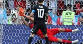 Tin bóng đá tối 20/5: Messi bị robot cản cú đá penalty Tin bóng đá tối 20/5: Messi bị robot cản cú đá penalty