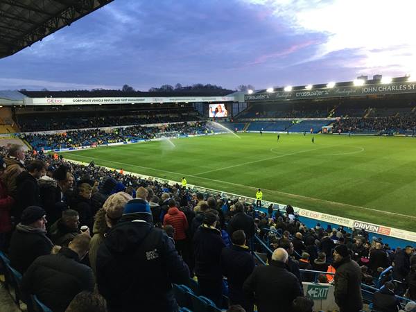 Bầu không khí cuồng nhiệt trong sân Elland Road Bầu không khí cuồng nhiệt trong sân Elland Road