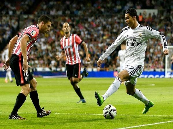 Bật mí cách lừa bóng qua người của Ronaldo chi tiết nhất Bật mí cách lừa bóng qua người của Ronaldo chi tiết nhất